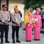 Kental Adat Kaili, Mako Polda Sulteng Sambut Hangat Kapolda Baru Brigjen Pol. Nasri dengan Tradisi Jajar Hormat