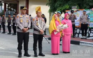 Kental Adat Kaili, Mako Polda Sulteng Sambut Hangat Kapolda Baru Brigjen Pol. Nasri dengan Tradisi Jajar Hormat