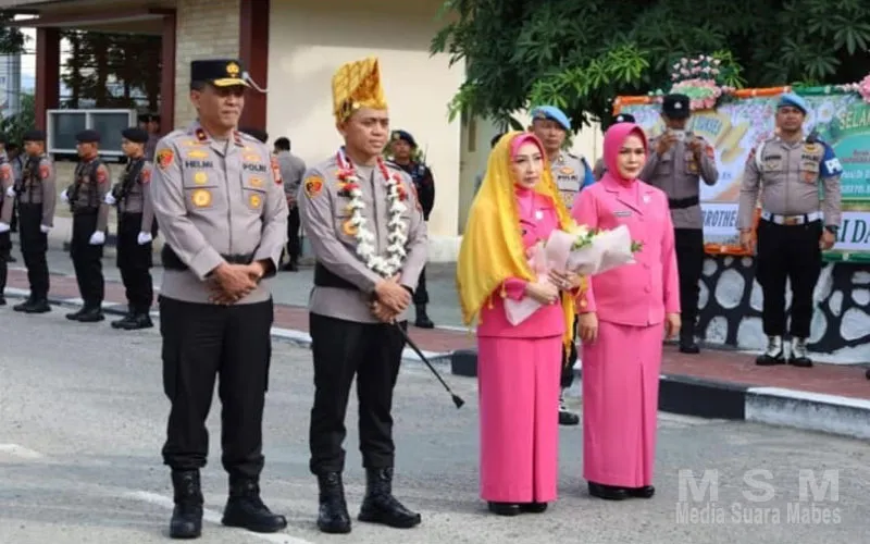 Kental Adat Kaili, Mako Polda Sulteng Sambut Hangat Kapolda Baru Brigjen Pol. Nasri dengan Tradisi Jajar Hormat