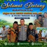 Wakapolda Riau Serahkan Bibit Pohon kepada Tokoh Masyarakat dalam Program Green Policing di Polres Inhil