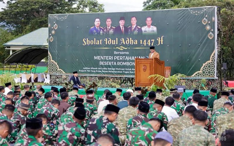 Menhan Sjafrie Sjamsoeddin Salat Iduladha Bersama Prajurit dan Warga di Papua Barat
