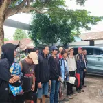 Lanal Ketapang Hadir Untuk Rakyat: Posal Delta Pawan Bantu Pulangkan 16 Pekerja Terlantar di Pelabihan Sukabangun