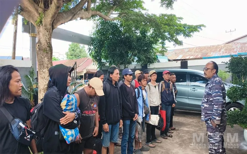 Lanal Ketapang Hadir Untuk Rakyat: Posal Delta Pawan Bantu Pulangkan 16 Pekerja Terlantar di Pelabihan Sukabangun