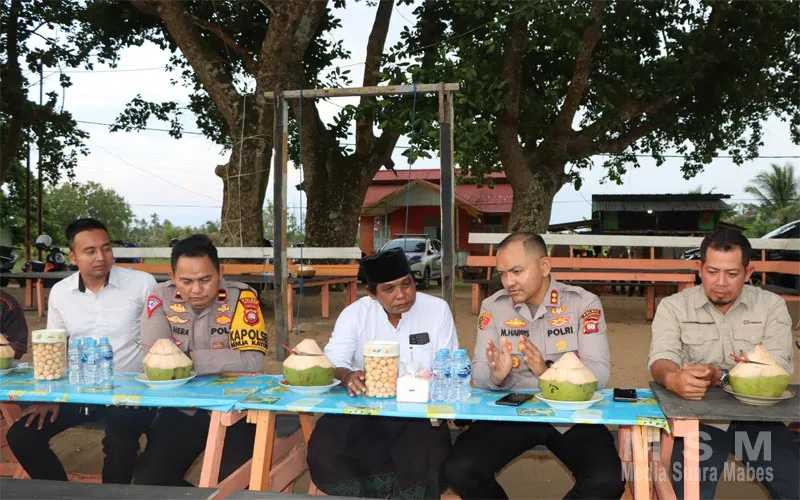 Kapolres Ketapang Laksanakan Silaturahmi Kamtibmas Kepada Tokoh Masyarakat dan Pemerintah Desa Kinjil Pesisir Kec. Benua Kayong