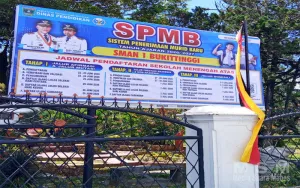 Jangan Bebal, Kepala Sekolah SMAN 1 Bukittinggi Tertangkap Salah Pasang Foto Pejabat, Dinilai Melanggar Aturan dan Regulasi Resmi