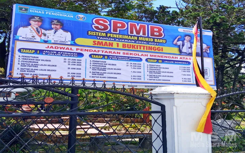 Jangan Bebal, Kepala Sekolah SMAN 1 Bukittinggi Tertangkap Salah Pasang Foto Pejabat, Dinilai Melanggar Aturan dan Regulasi Resmi