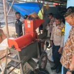 Polsek Perhentian Raja Hadir Saat Pemipilan Jagung – Poktan Berkarya Desa Pantai Raja Targetkan 2 Ton Hasil