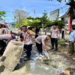 Polsek Tilatang Kamang Hadir Menjawab Harapan Masyarakat, Perbaiki Jalan Berlubang