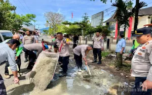 Polsek Tilatang Kamang Hadir Menjawab Harapan Masyarakat, Perbaiki Jalan Berlubang