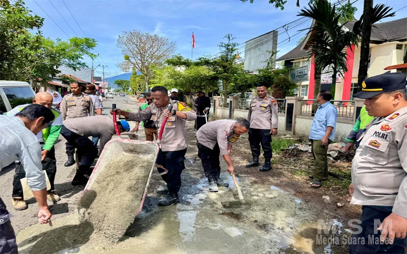 Polsek Tilatang Kamang Hadir Menjawab Harapan Masyarakat, Perbaiki Jalan Berlubang