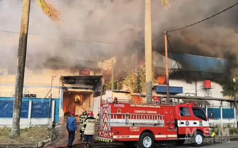 Kawasan Industri Cikupa Membara: 6 Gudang Ludes, Ledakan Keras Guncang ...