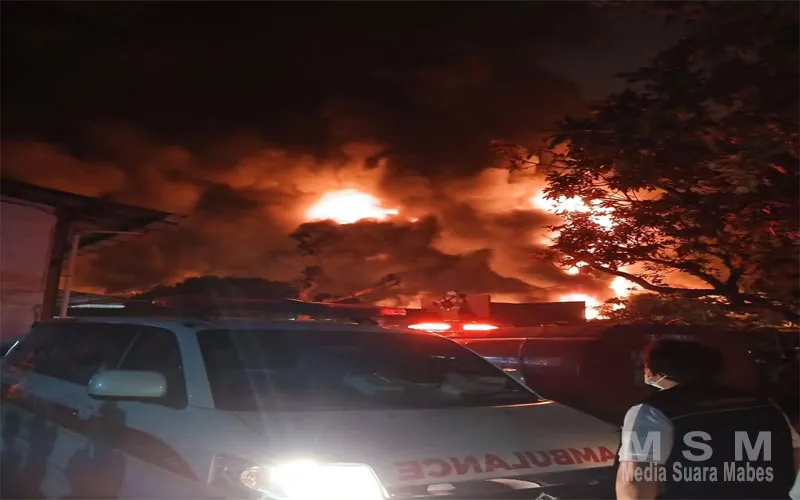 Kebakaran Hebat Landa Pabrik Sandal Swallow di Cipondoh Tangerang, 19 Unit Damkar Serta 95 Personel Diterjunkan