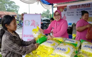 Sambut HUT Bhayangkara ke-80, Polres Humbahas Berbagi Lewat Pasar Murah