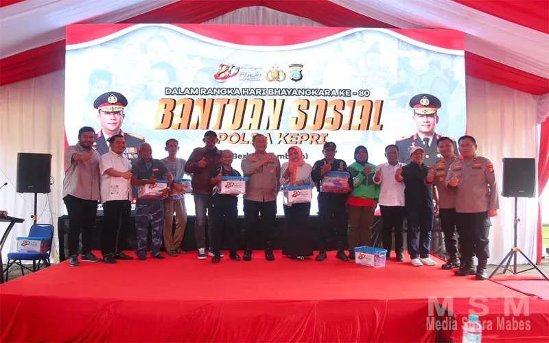 Kapolda Kepri Hadir di Tengah Masyarakat Sekupang, Bawa Semangat Bhayangkara Lewat Nobar Piala Dunia dan Baksos
