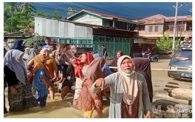 Emosi Warga Memuncak, Ibu-ibu Desa Kuning I Blokir Jalan Aceh Tenggara–Medan Tuntut Jembatan Diperbaiki