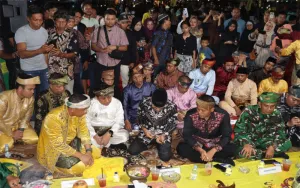 Mewakili Kapolres, Wakapolres Ketapang Hadiri Tradisi Pencucian Senjata Pusaka Tanah Kayong Di Pendopo Bupati Ketapang