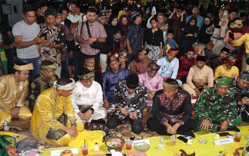 Mewakili Kapolres, Wakapolres Ketapang Hadiri Tradisi Pencucian Senjata Pusaka Tanah Kayong Di Pendopo Bupati Ketapang