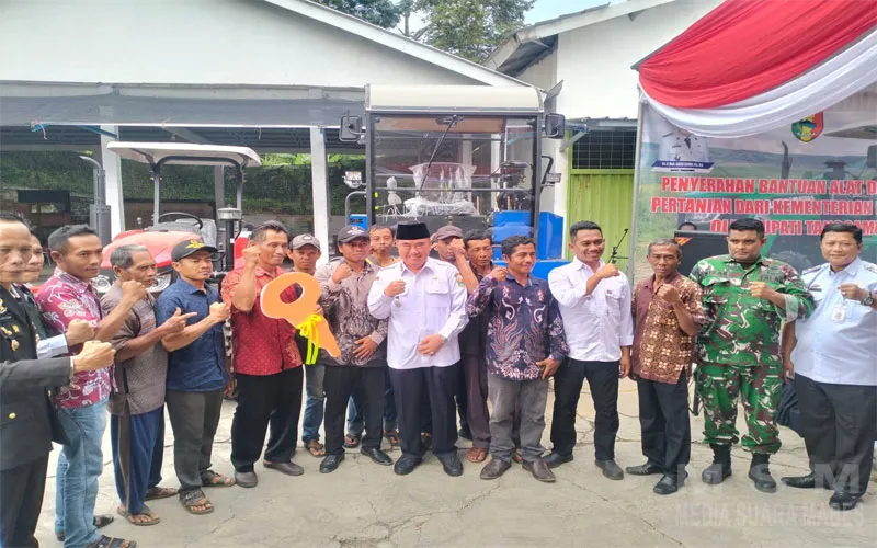 Bupati Tanggamus Serahkan Lima Unit Alsintan Bantuan Kementan, Perkuat Modernisasi Pertanian