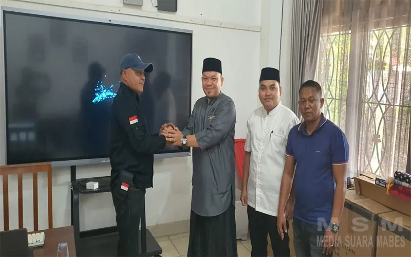 Kaperwil Hanafiah Turun Lapangan, Pastikan Pengadaan TV Dayah Banda Aceh & Aceh Besar Sesuai Spesifikasi