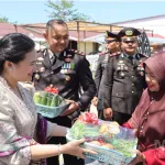 Kapolres Ketapang Bersama Ketua Bhayangkari Cabang Ketapang Bagikan Hasil Panen Sayur P2L di Momen Syukuran Hari Bhayangkara ke-80
