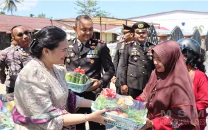 Kapolres Ketapang Bersama Ketua Bhayangkari Cabang Ketapang Bagikan Hasil Panen Sayur P2L di Momen Syukuran Hari Bhayangkara ke-80