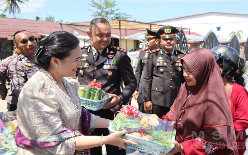 Kapolres Ketapang Bersama Ketua Bhayangkari Cabang Ketapang Bagikan Hasil Panen Sayur P2L di Momen Syukuran Hari Bhayangkara ke-80