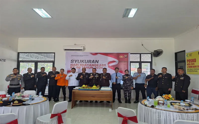Kabag Ops Polres Ketapang Gelar Syukuran Hari Bhayangkara ke-80 Bersama TKBM dan Nelayan di Pelabuhan Sukabangun