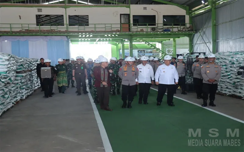 Kapolri Tinjau Pabrik Pupuk Batu Bara Di Kampar – Lepas Distribusi 80 Ton Untuk 5 Kelompok Tani Riau, Kapolres Kampar Awasi Keamanan