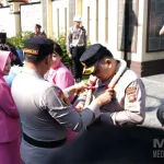 Pergantian Kepemimpinan, Polda Kalbar Gelar Tradisi Penyambutan Untuk Irjen Pol. Alberd Teddy Benhard Sianipar