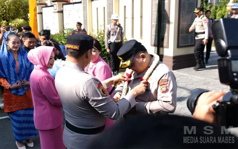 Pergantian Kepemimpinan, Polda Kalbar Gelar Tradisi Penyambutan Untuk Irjen Pol. Alberd Teddy Benhard Sianipar