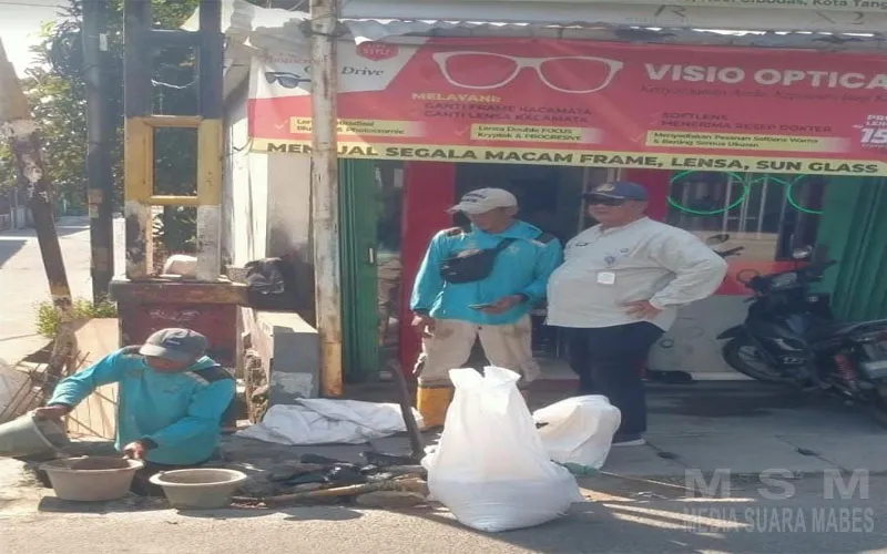 Antisipasi Banjir, Kasi Ekbang Kelurahan Cibodas Tinjau Langsung Perbaikan Saluran Air di RW 06