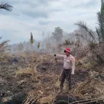 Polsek Matan Hilir Utara Bersama Manggala Agni Dan Warga Lakukan Pemadaman Kebakaran Lahan