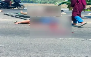 AKBP. JIMMY MANURUNG Kasubbid gakkum ditlantas polda jabar, dan Kasat Lantas Polres Indramayu, selidiki olah TKP kecelakaan lalu lintas dikiajaran kulon Indramayu jawa barat