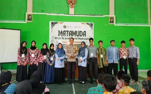 Bhabinkamtibmas Kelurahan Sukaharja Berikan Penyuluhan Kenakalan Remaja dan Sosialisasi Layanan Call Center 110 di MAN 1 Ketapang