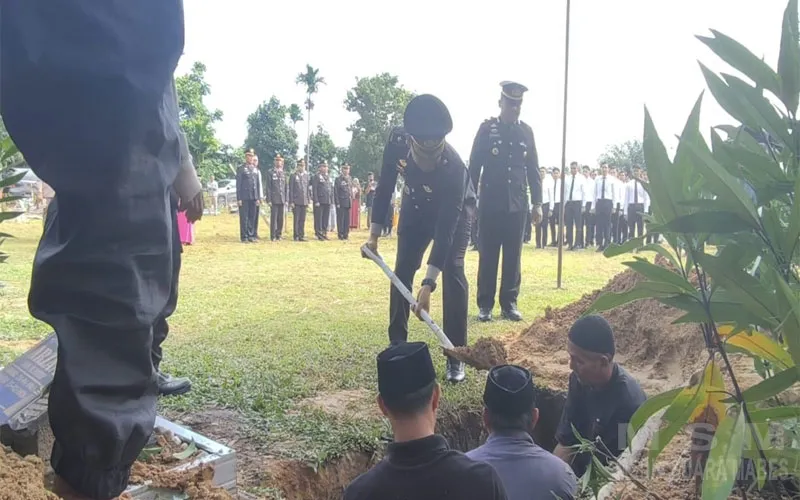 Polres Kampar Berduka Upacara Pemakaman Personil Aipda Supriandi Dilaksanakan Dengan Khidmat Di Kuok