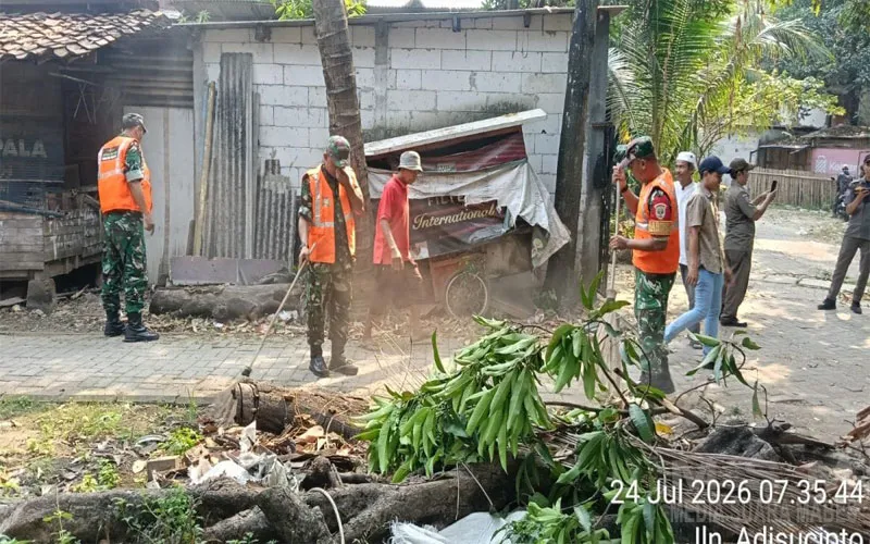 Aksi Nyata Kemanunggalan TNI-Rakyat: Prajurit Koramil 02/Batuceper Bahu-Membahu Bersama Warga Berantas Tumpukan Sampah di Jurumudi