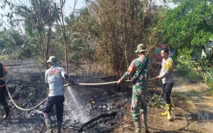 Sinergi Polri, TNI, BPBD dan Masyarakat, Personel Polsek Muara Pawan Berjibaku Padamkan Karhutla di Desa Tempurukan