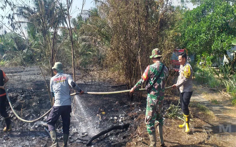 Sinergi Polri, TNI, BPBD dan Masyarakat, Personel Polsek Muara Pawan Berjibaku Padamkan Karhutla di Desa Tempurukan