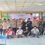 Penyerahan berkas pendaftaran diterima Panitia Pilkades Desa Hegarmanah di Kantor Desa, disaksikan tim pendukung dan sejumlah masyarakat