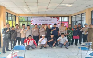 Penyerahan berkas pendaftaran diterima Panitia Pilkades Desa Hegarmanah di Kantor Desa, disaksikan tim pendukung dan sejumlah masyarakat