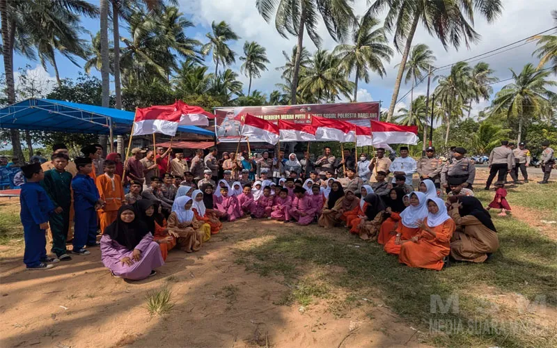 Polresta Barelang Serahkan Ratusan Bendera Merah Putih dan Salurkan Bantuan Sosial di Sembulang Sambut HUT Kemerdekaan RI Ke-81