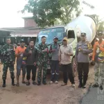 Hadir Untuk Masyarakat:Aksi Nyata Kapolsek Matan Hilir Selatan Bersama Forkopimcam Laksanakan Bakti Sosial Penambalan Jalan Berlubang