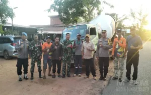 Hadir Untuk Masyarakat:Aksi Nyata Kapolsek Matan Hilir Selatan Bersama Forkopimcam Laksanakan Bakti Sosial Penambalan Jalan Berlubang