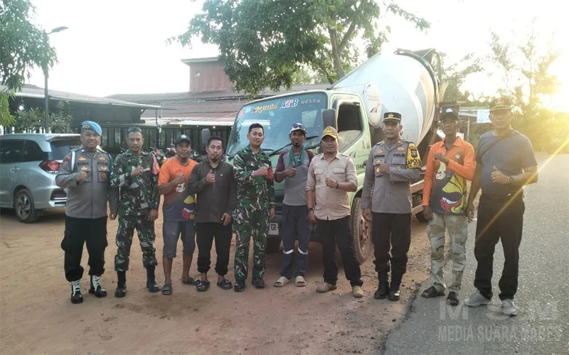 Hadir Untuk Masyarakat:Aksi Nyata Kapolsek Matan Hilir Selatan Bersama Forkopimcam Laksanakan Bakti Sosial Penambalan Jalan Berlubang