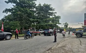 Satsamapta Polres Landak Amankan Pendistribusian BBM di SPBU Km 3 Ngabang, Arus Lalu Lintas Tetap Lancar