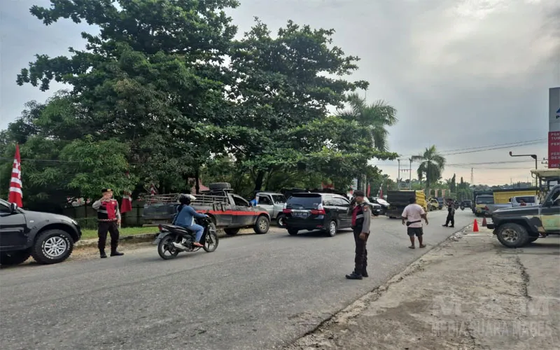 Satsamapta Polres Landak Amankan Pendistribusian BBM di SPBU Km 3 Ngabang, Arus Lalu Lintas Tetap Lancar