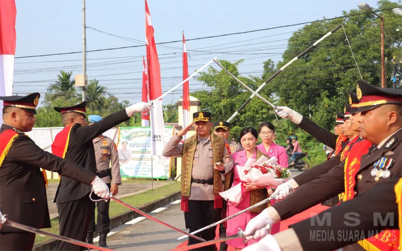 Tradisi Penyambutan Kapolres Sambas AKBP Sanny Handityo S.I.K., M.H., Berjalan Khimad Dan Resmi Sebagai Nahkoda Polres Sambas