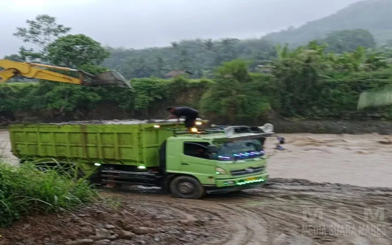 Pengerukan Sungai di Kp. Nameng Cariu Diduga Ilegal, Warga Resah
