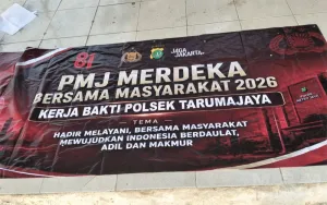 Jajaran Polsek Tarumajaya Laksanakan Kerja Bakti Pengecatan Fasilitas Sosial di Perumahan Villa Mutiara Gading 1