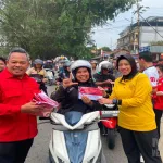 Jelang HUT RI ke-81, Bupati dan Kapolres Landak Bagikan 3.677 Bendera Merah Putih ke Warga